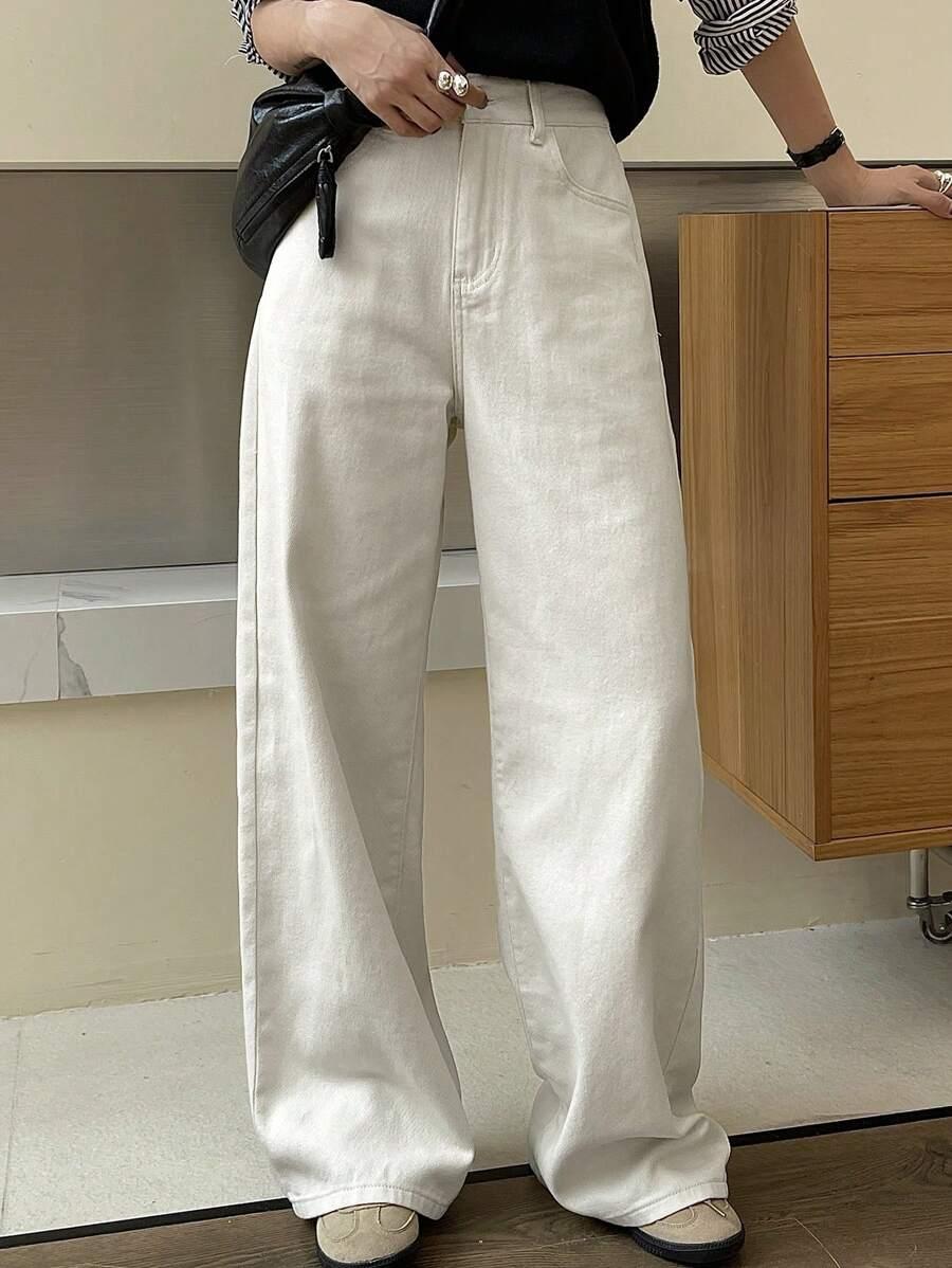 beżowe spodnie jeans