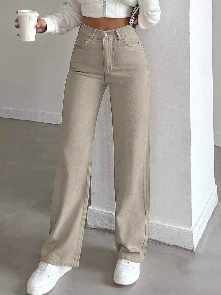 beżowe spodnie jeans