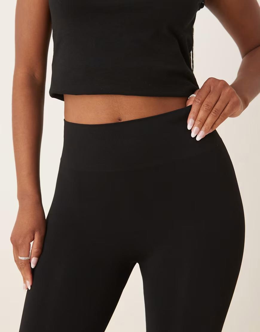 czarne legginsy do kolan
