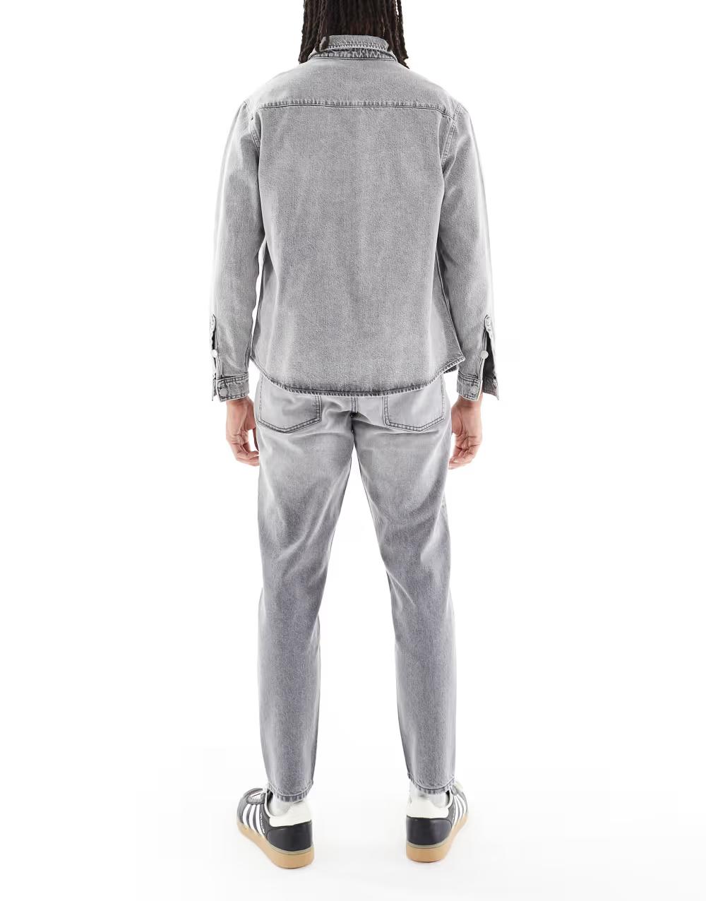 szare spodnie jeans zwężane kieszenie