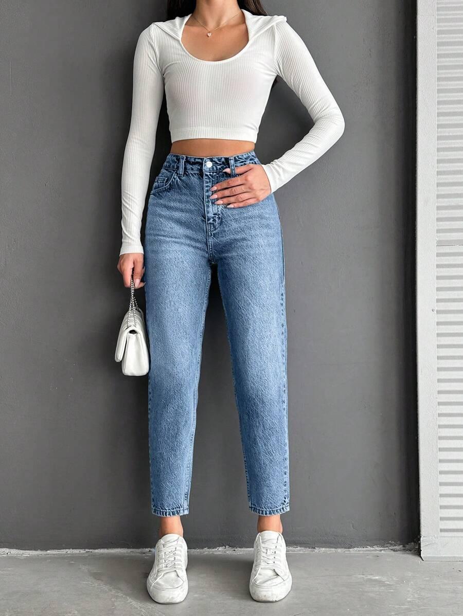 niebieskie spodnie jeans