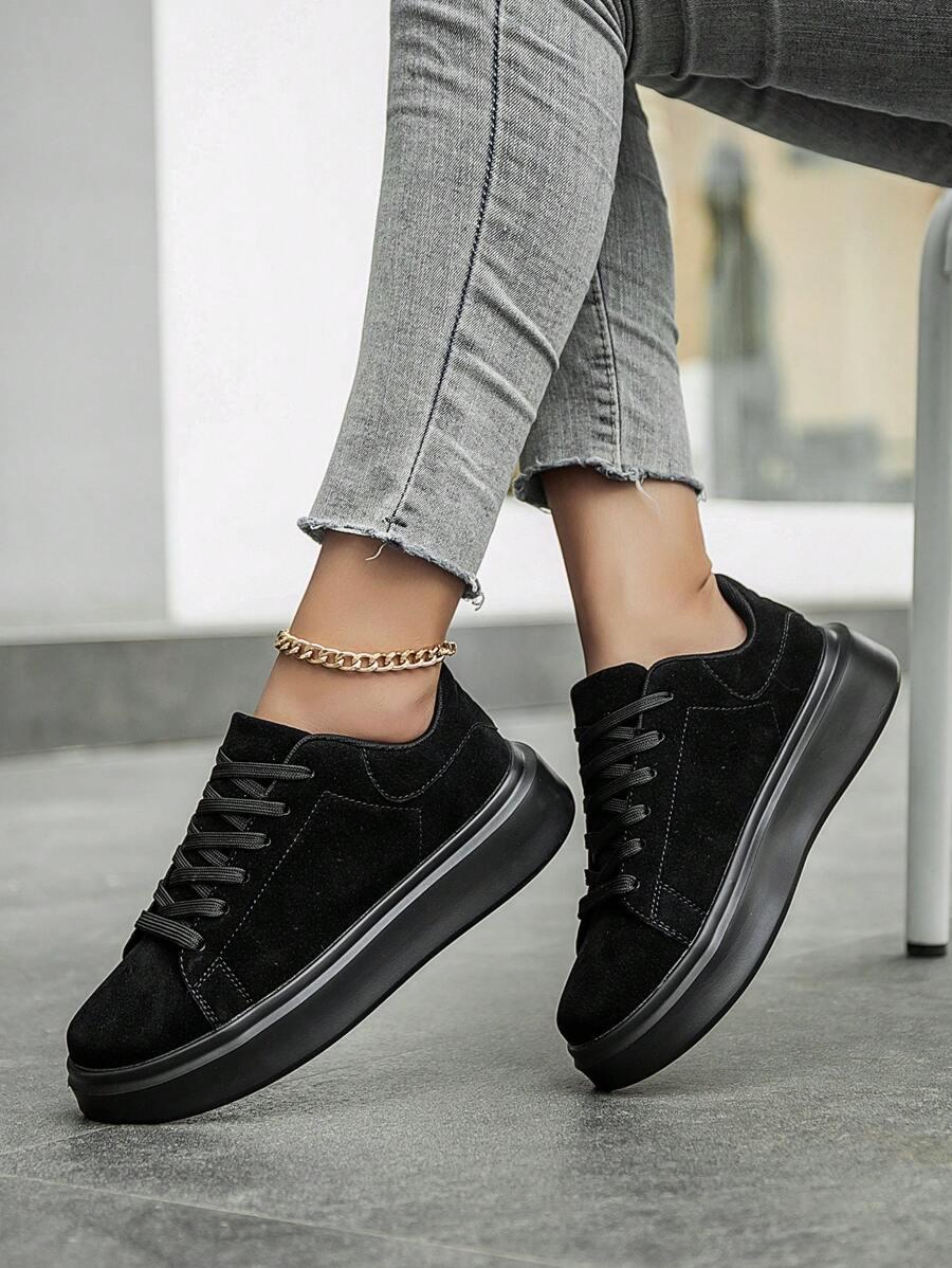 czarne sznurowane buty sportowe 