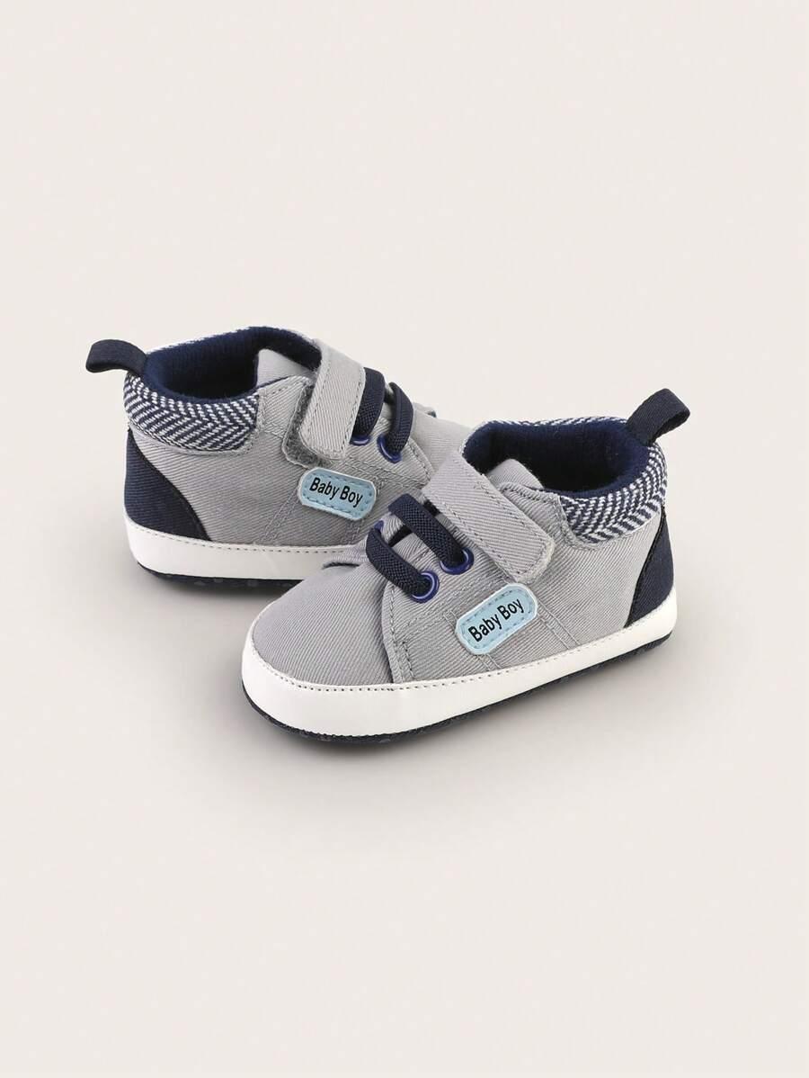 szare buty sportowe