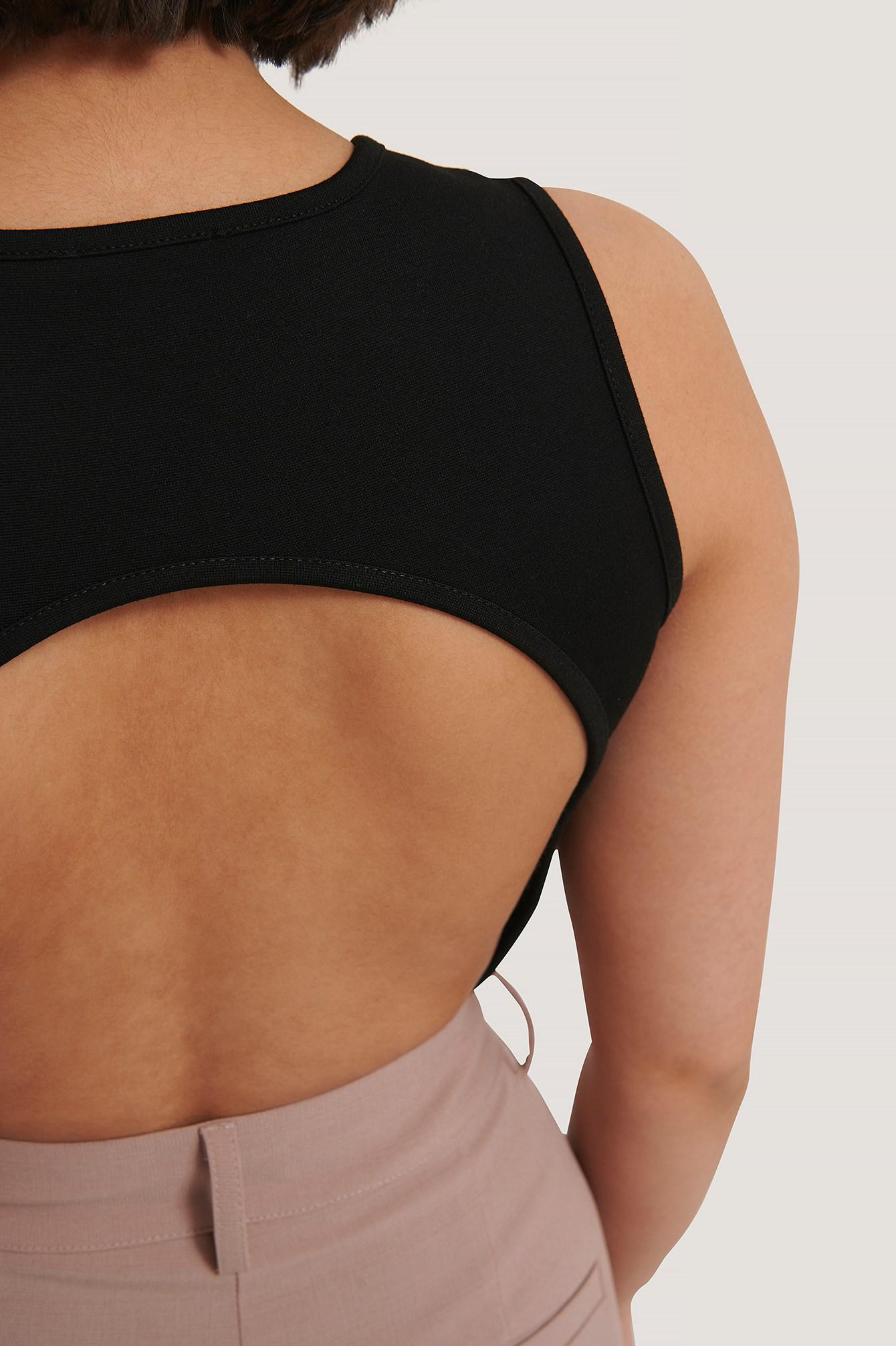 czarne body odkryte plecy