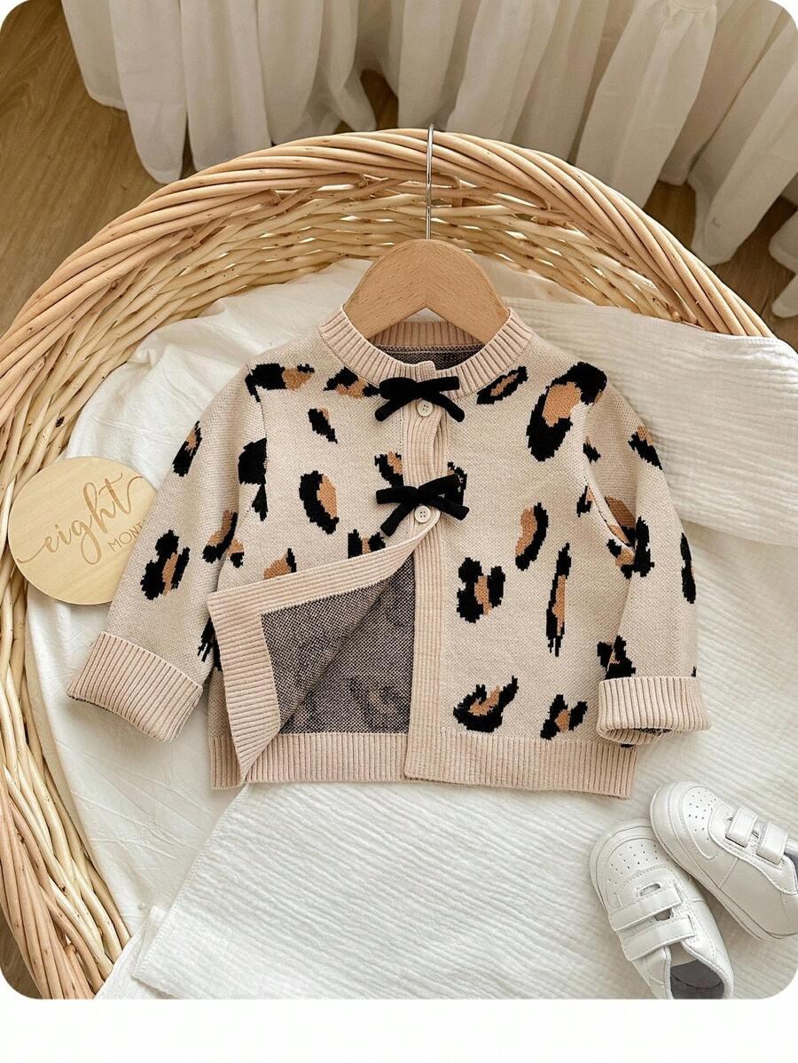 sweter zapinany wzór zwierzęcy