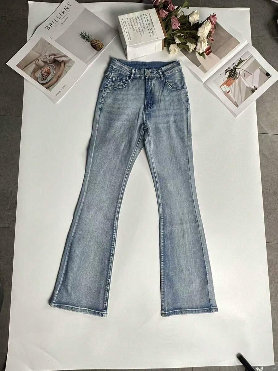 niebieskie spodnie flare jeans