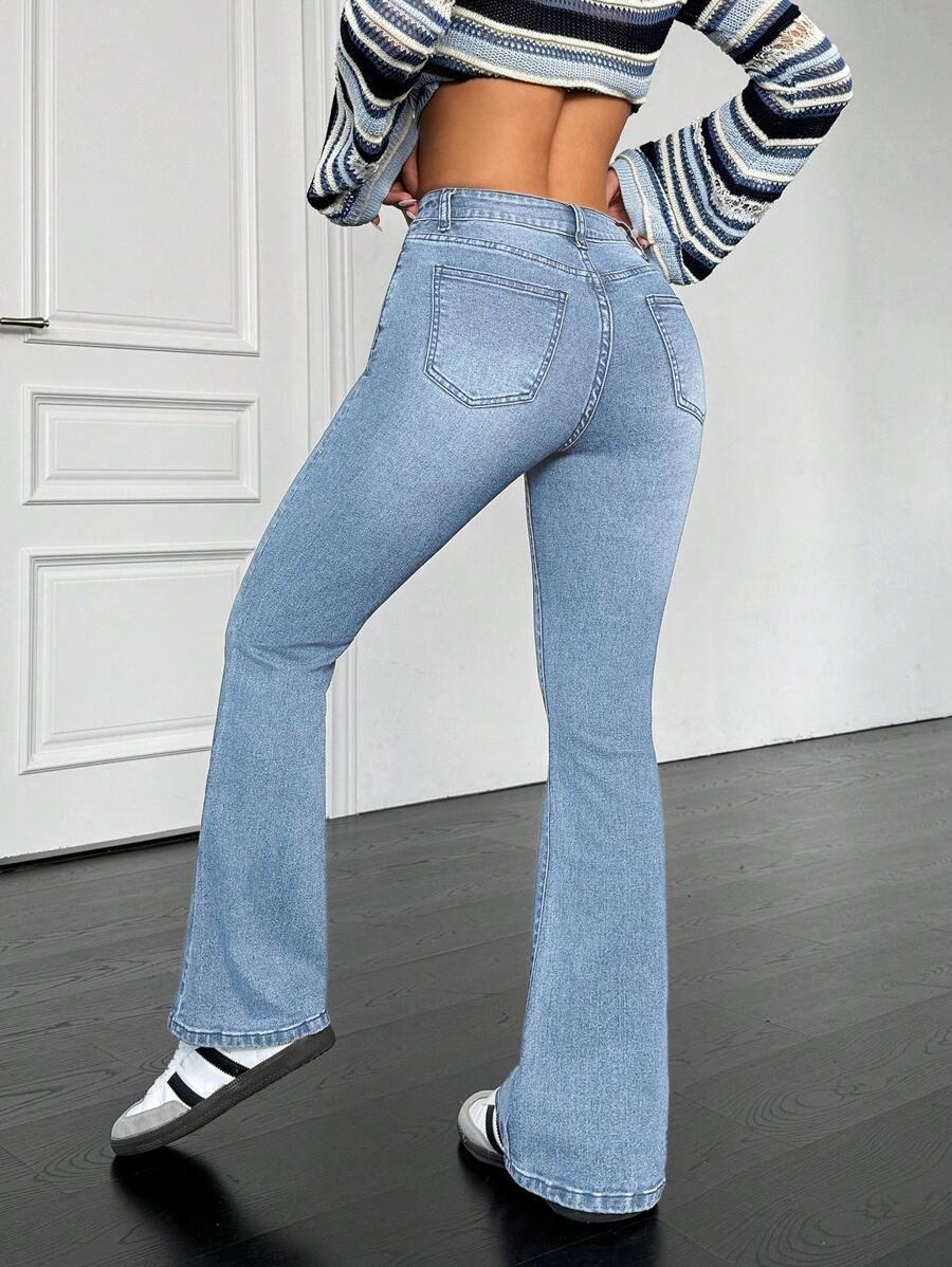 niebieskie spodnie jeans
