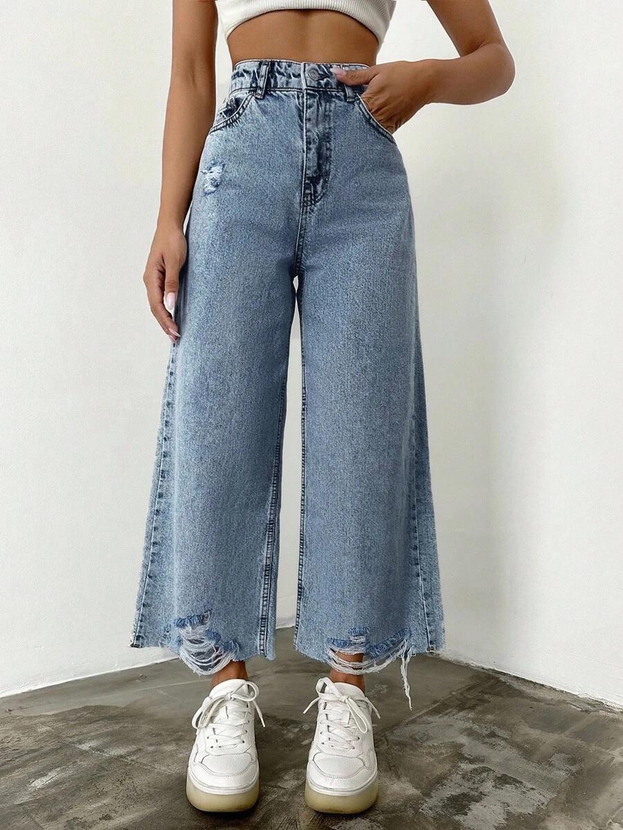 niebieskie spodnie jeans