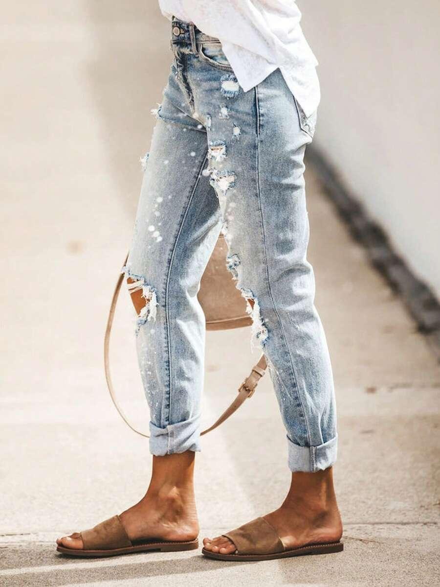 niebieskie spodnie jeans
