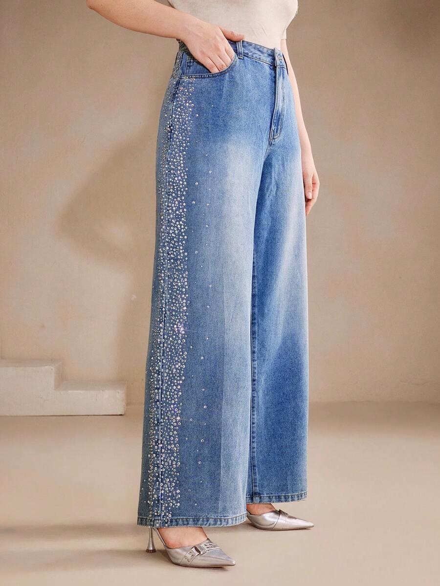 niebieskie spodnie jeans