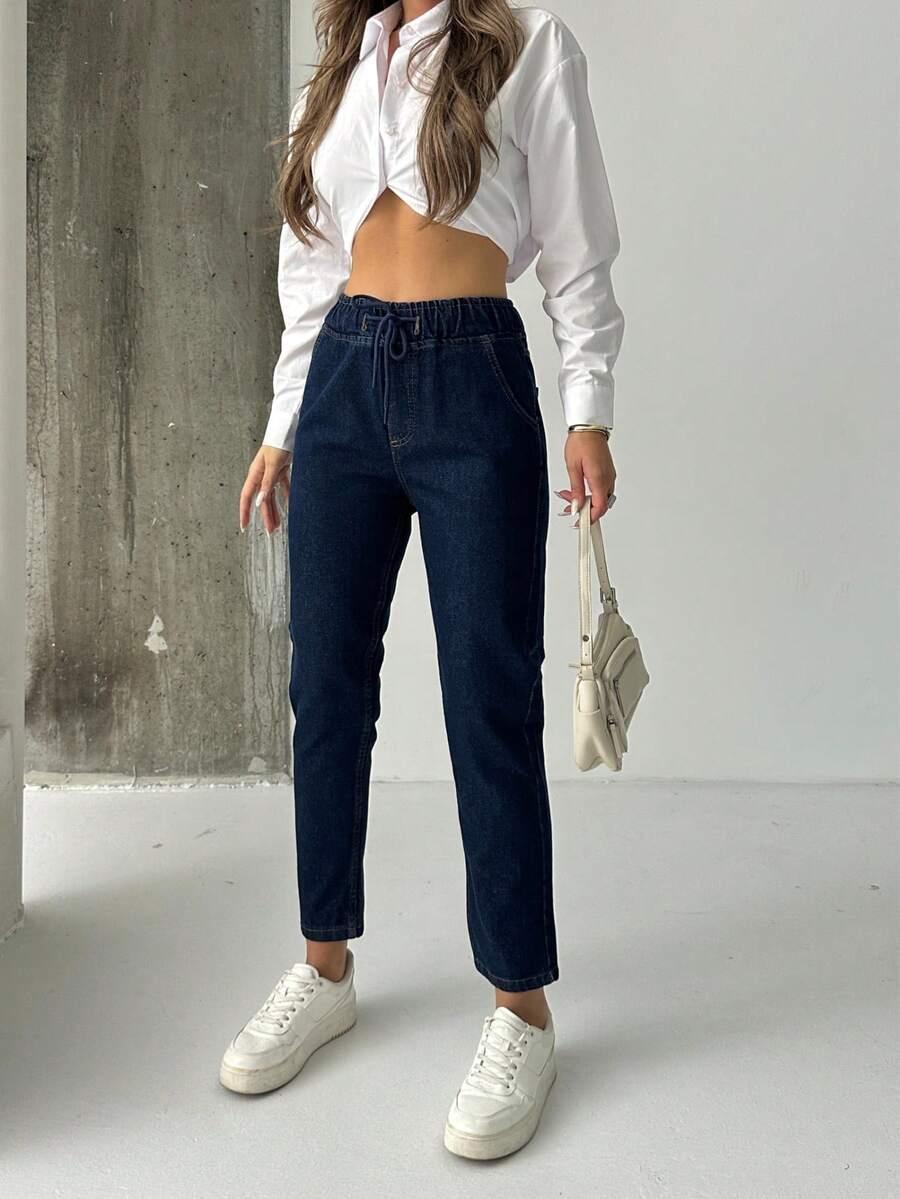granatowe spodnie jeans