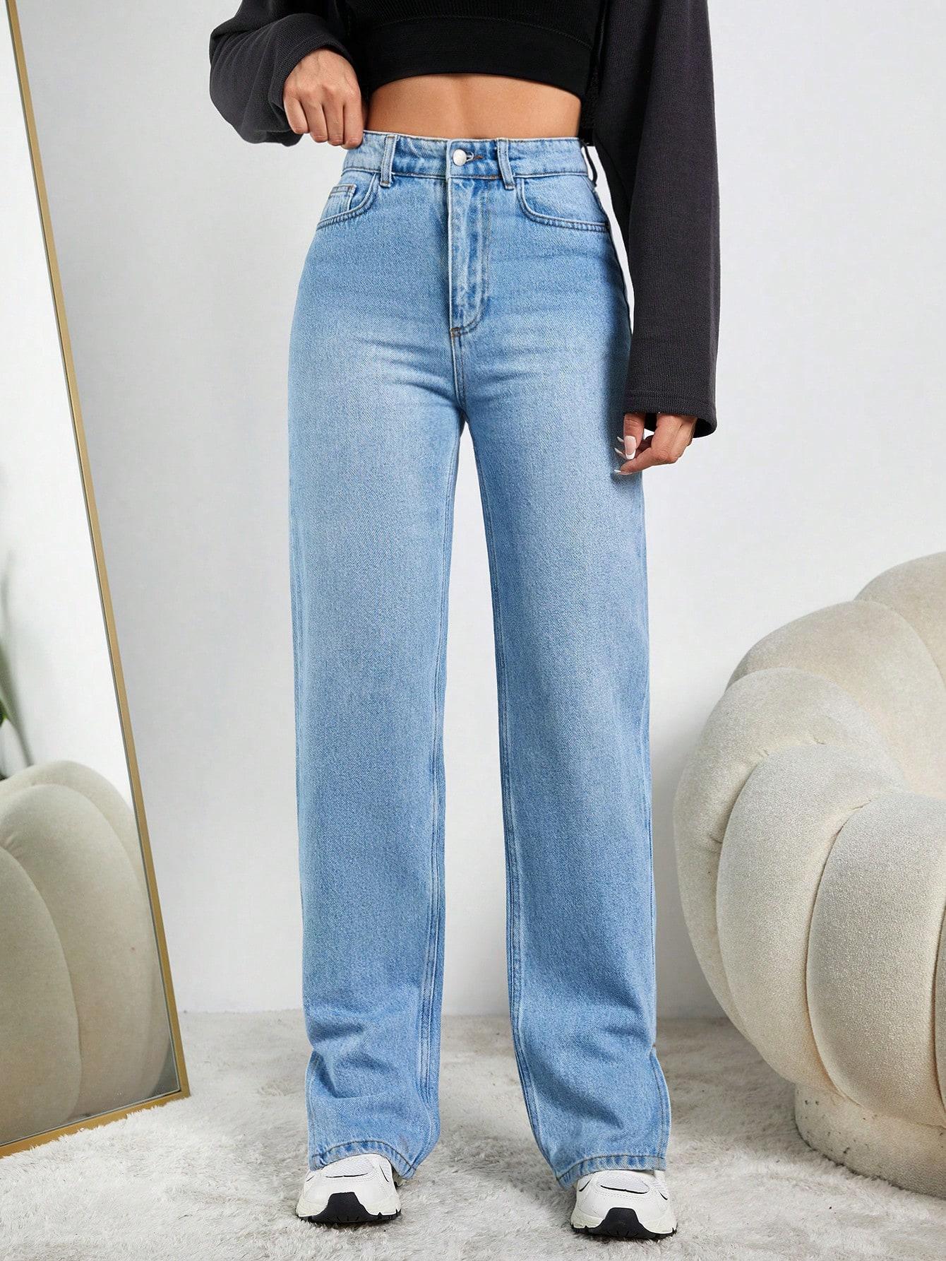 niebieskie spodnie jeans rozcięcia