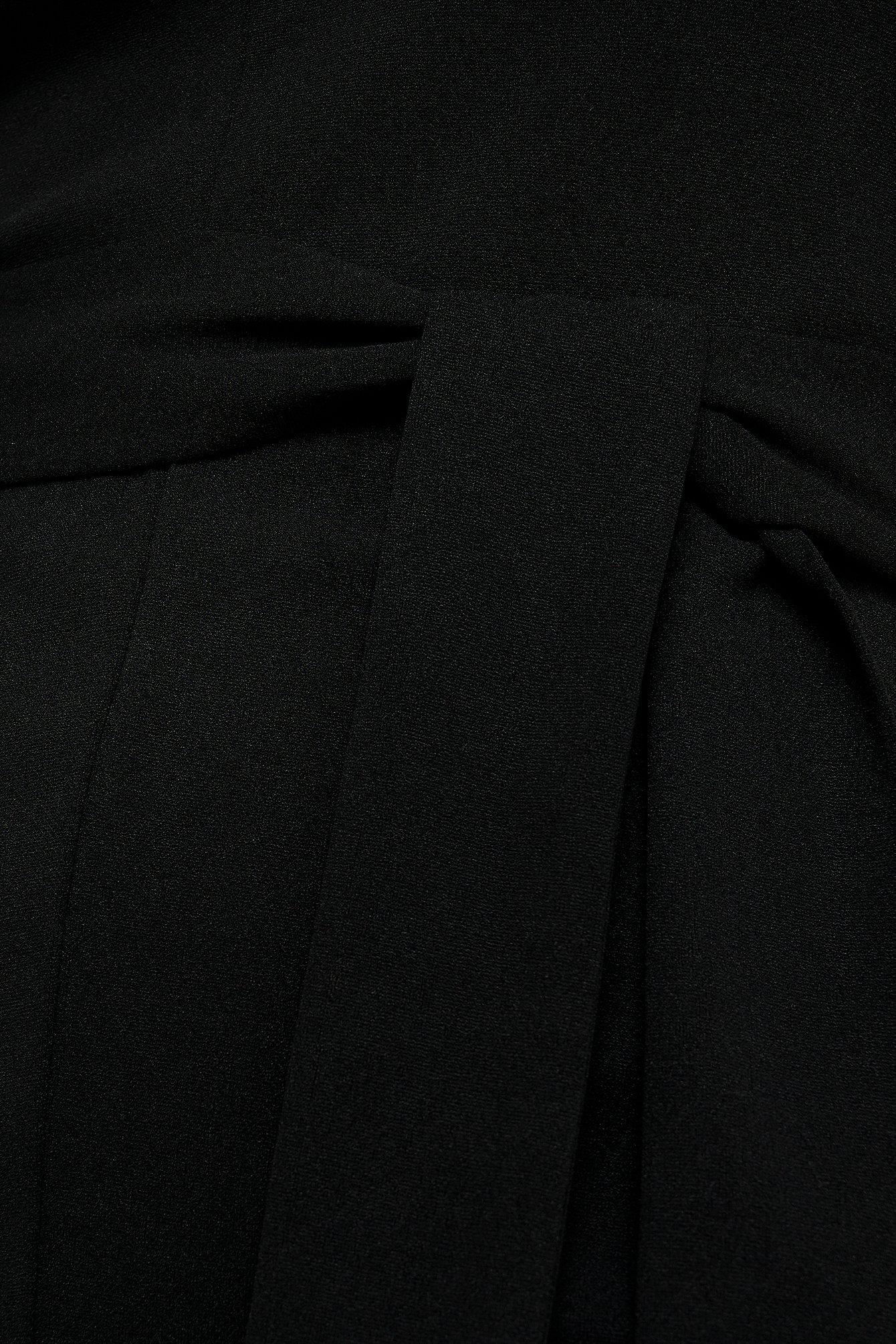 czarna ołówkowa sukienka v-neck