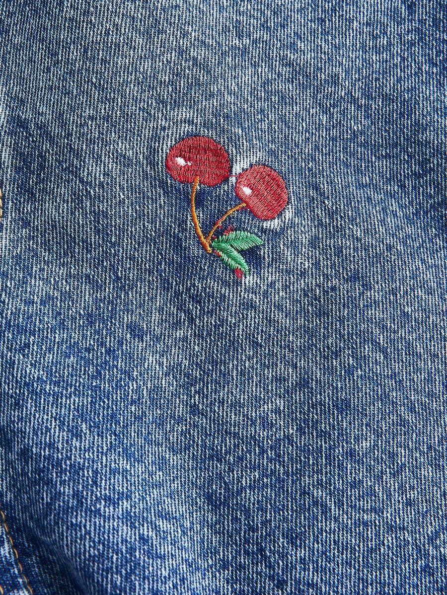 niebieskie spodnie jeans
