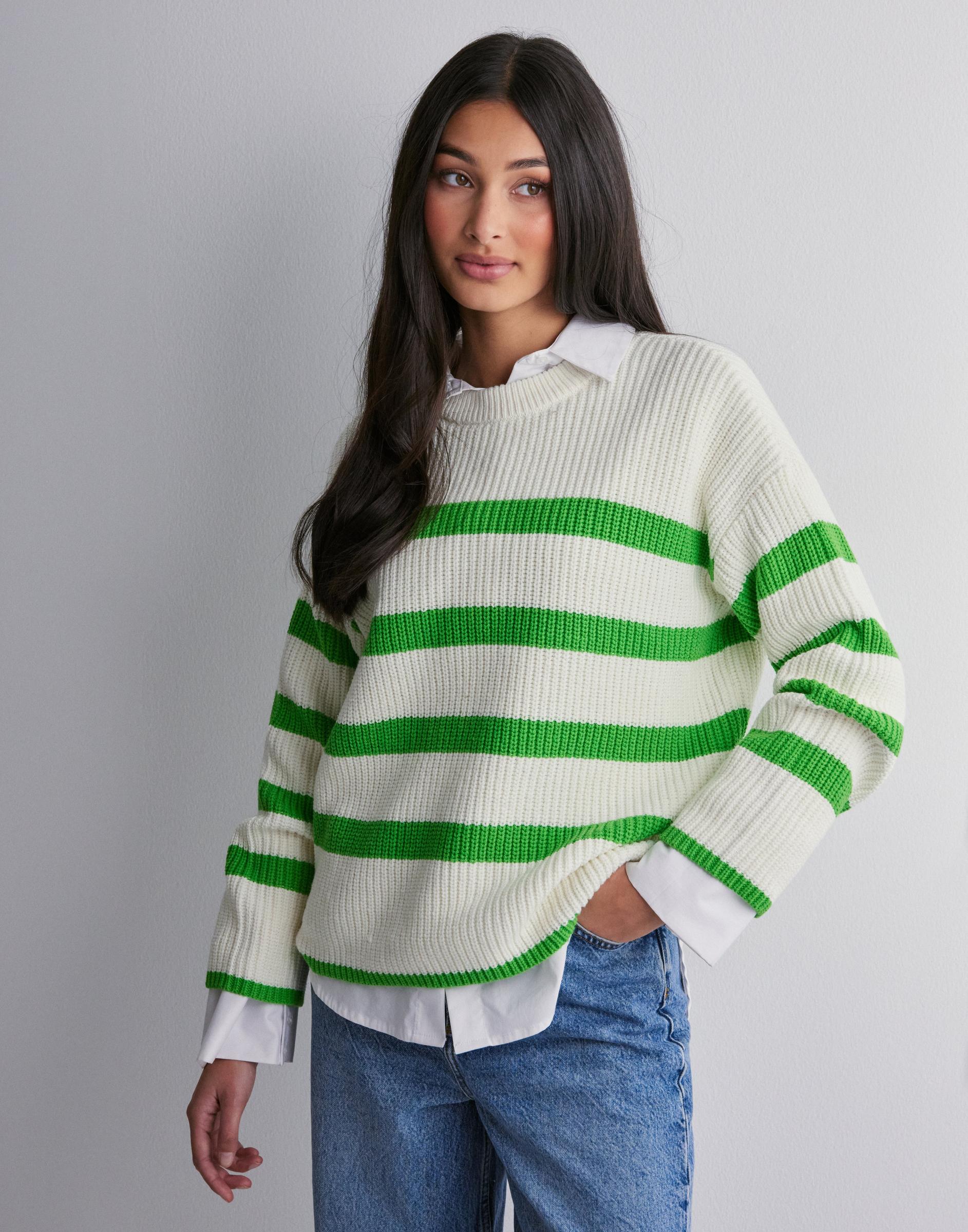 sweter wzór paski kontrast