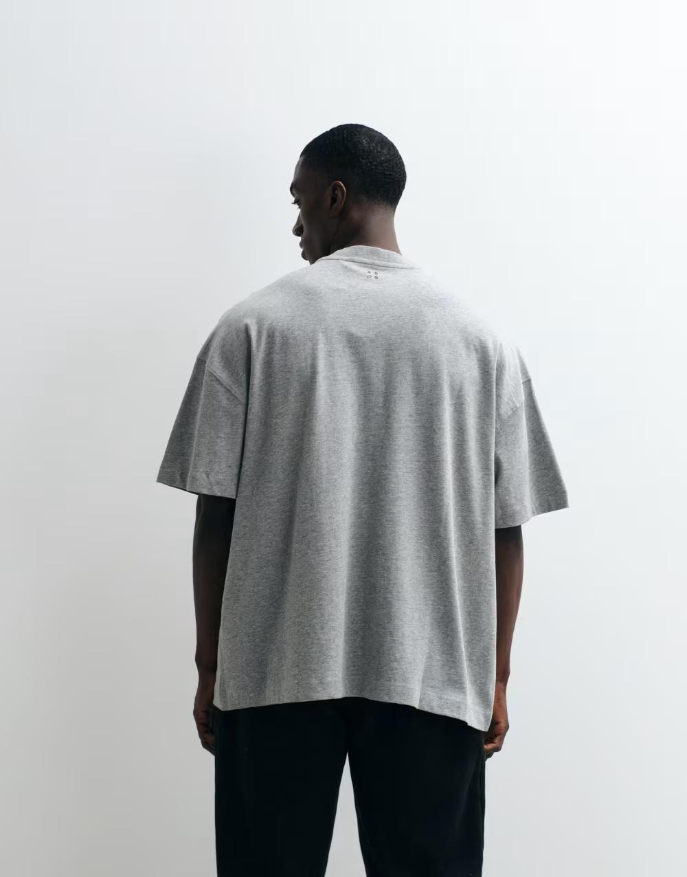 szary oversize t-shirt okrągły dekolt