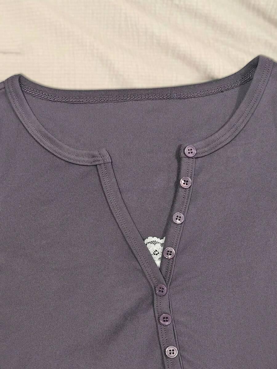 fioletowy t-shirt guziki