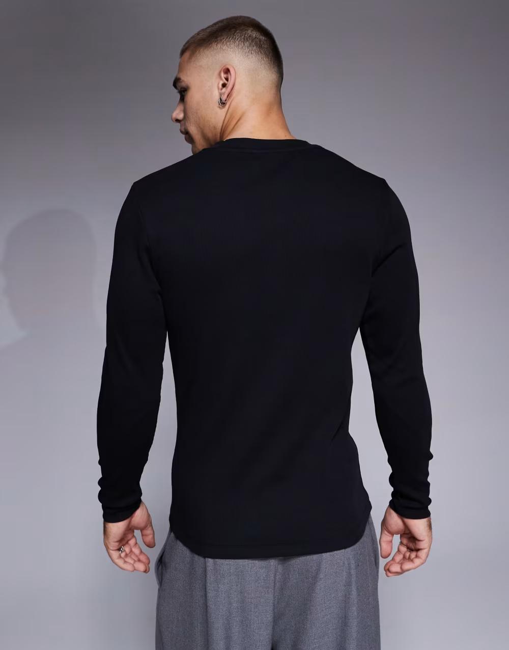prążkowana czarna koszulka z długim rękawem guziki