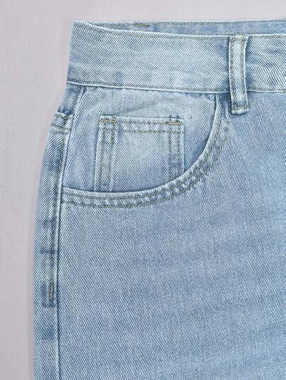 niebieskie spodenki jeans