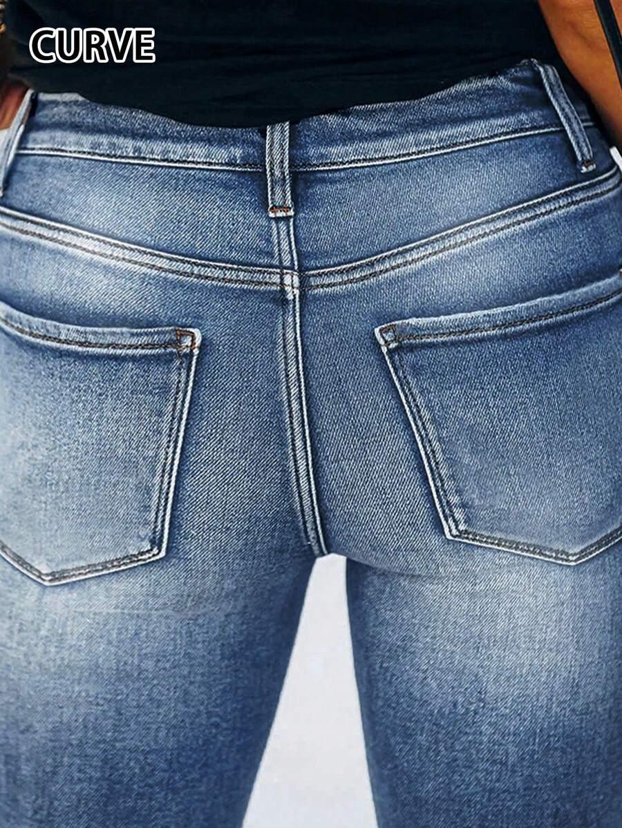 niebieskie spodnie jeans