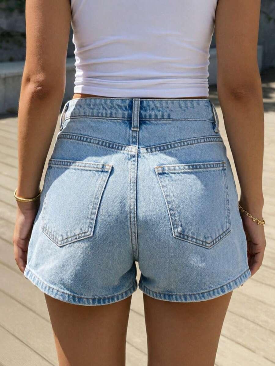 niebieskie krótkie spodenki jeans