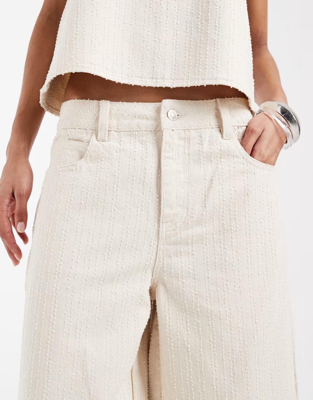 beżowe spodenki burmudy tekstura jeans