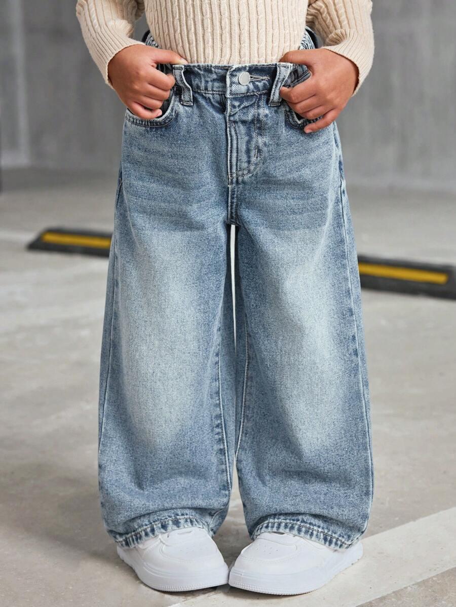niebieskie spodnie jeans