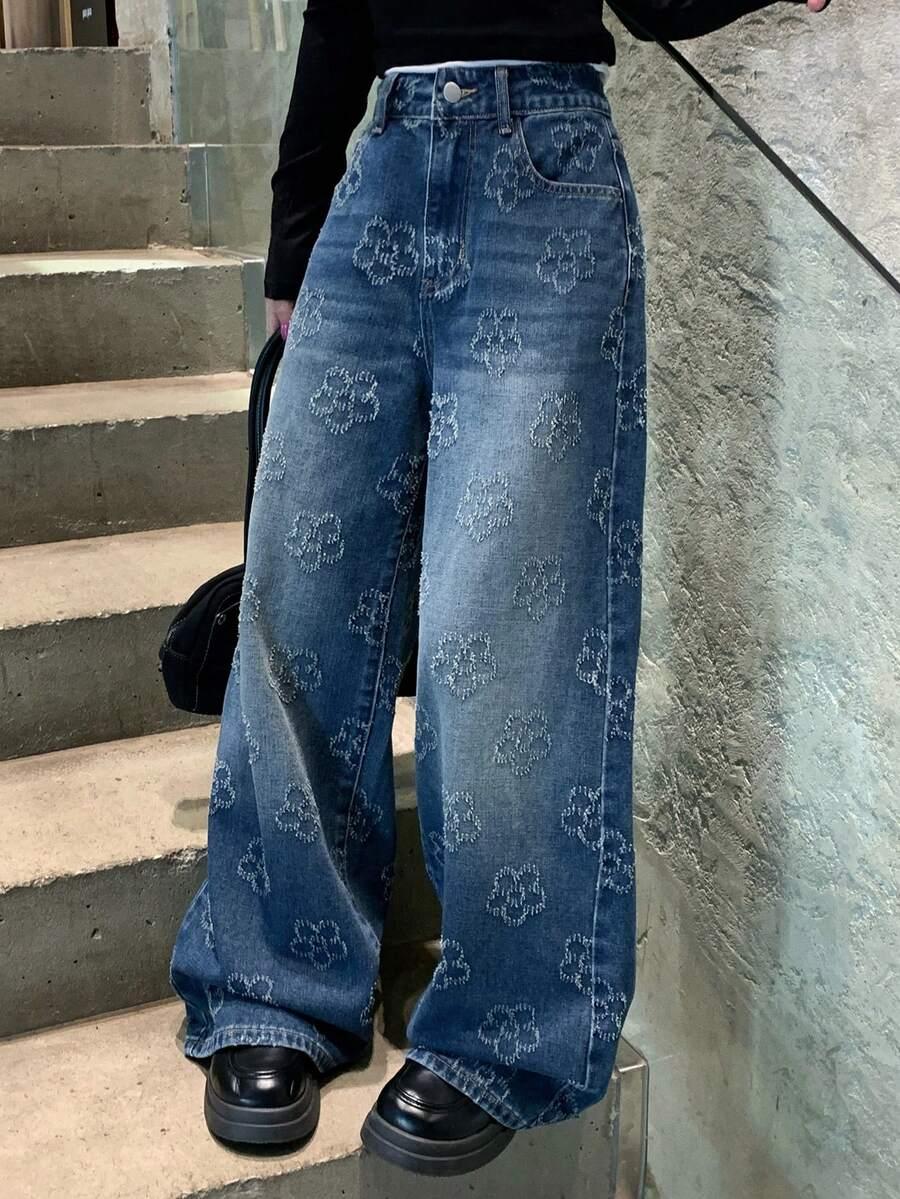 niebieskie spodnie jeans