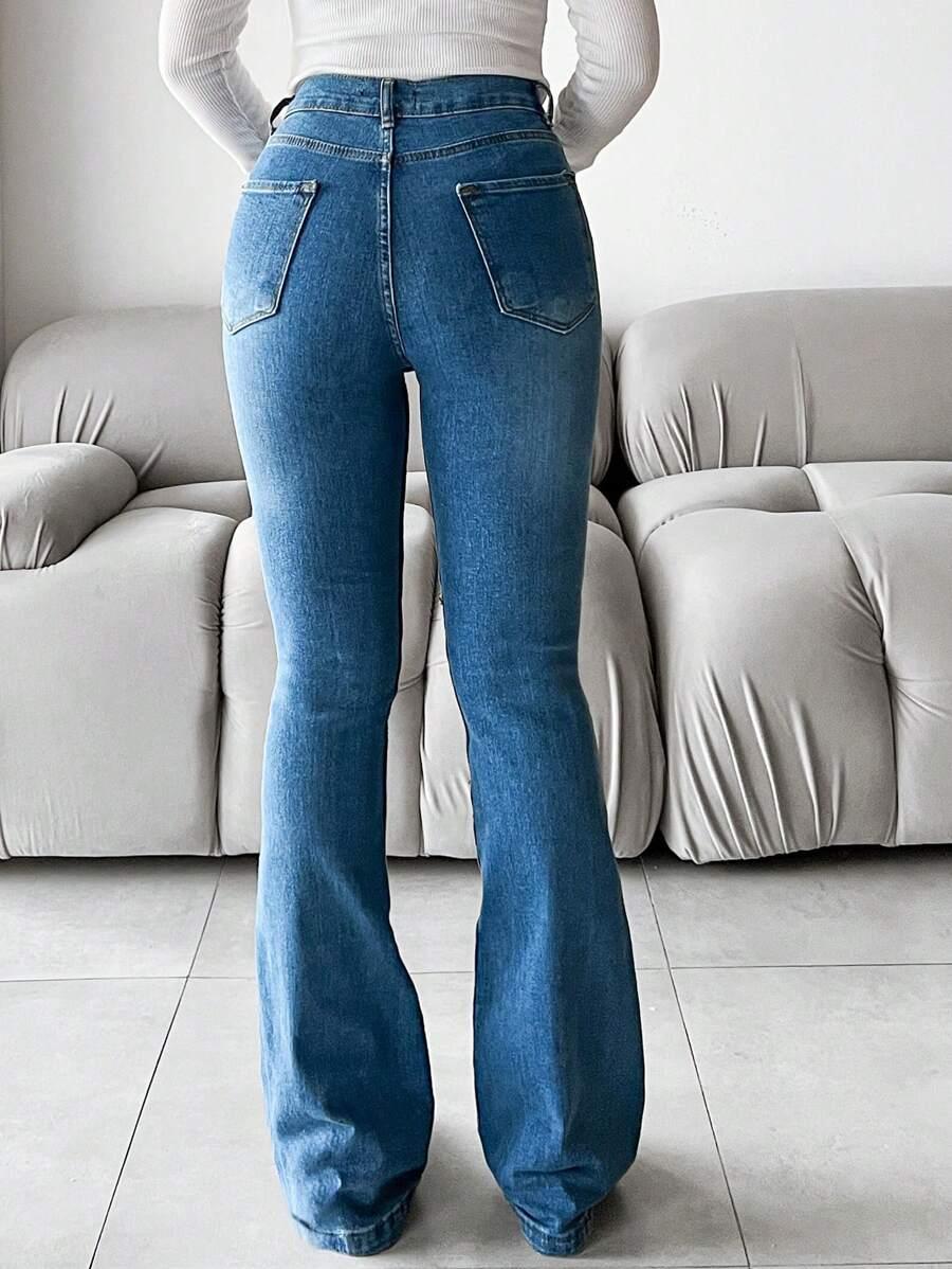 niebieskie spodnie jeans
