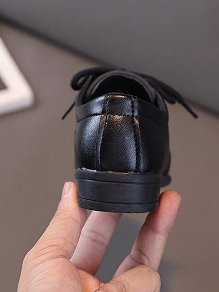 czarne sznurowane buty