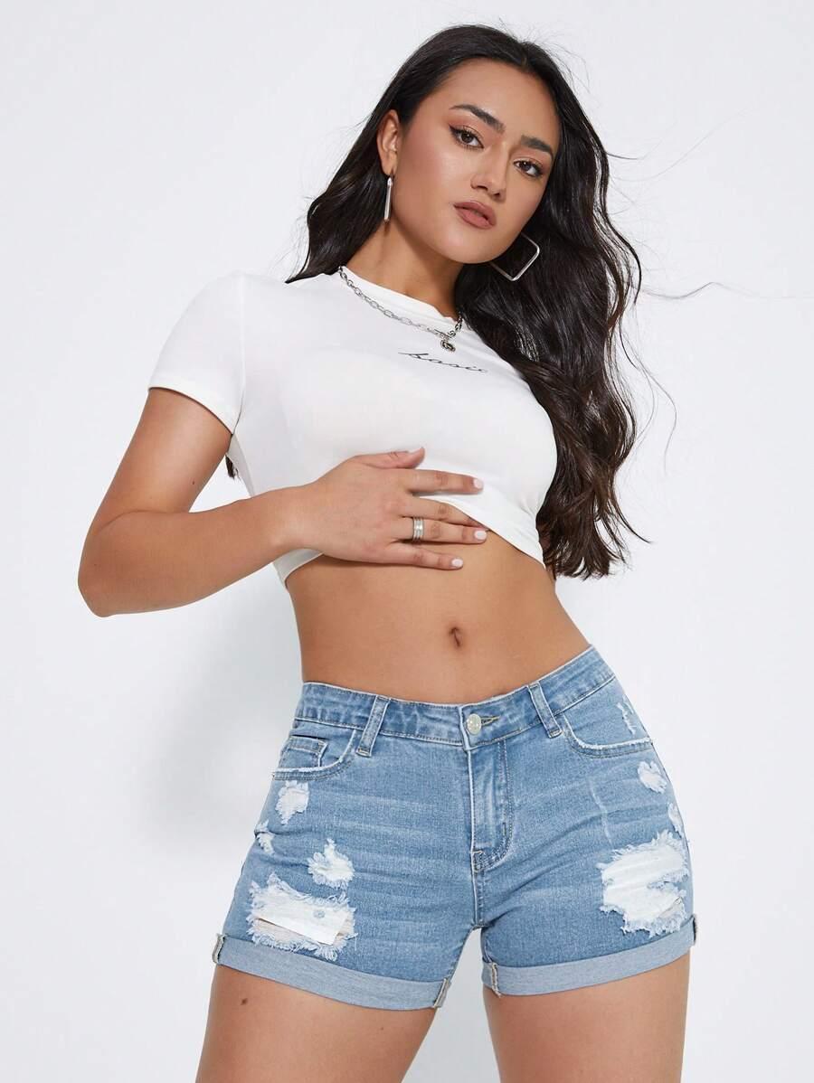 niebieskie spodenki jeans przetarcia
