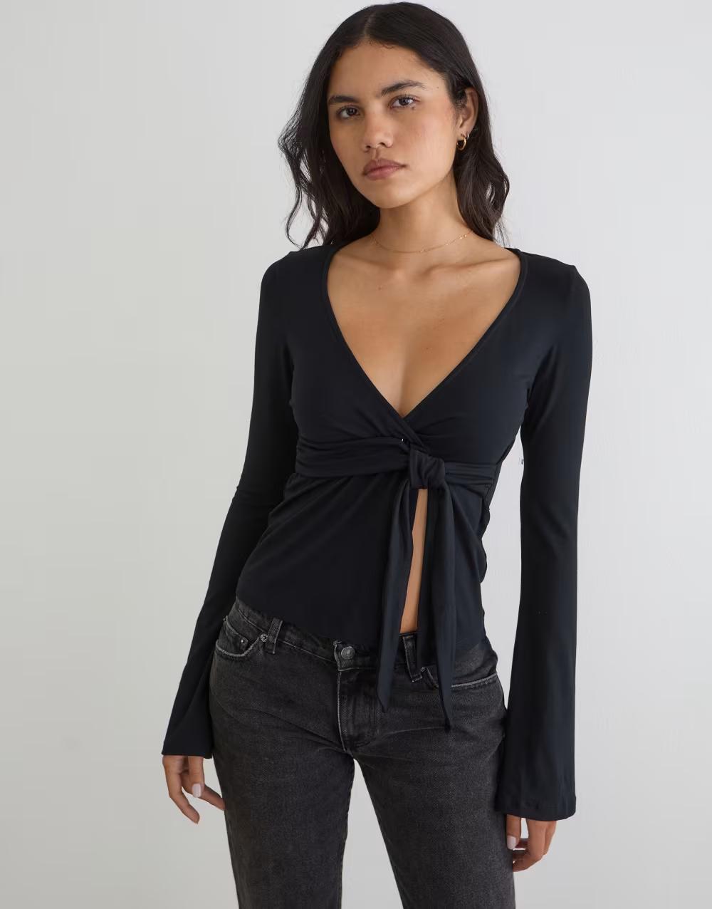 czarny top z długim rękawem v-neck