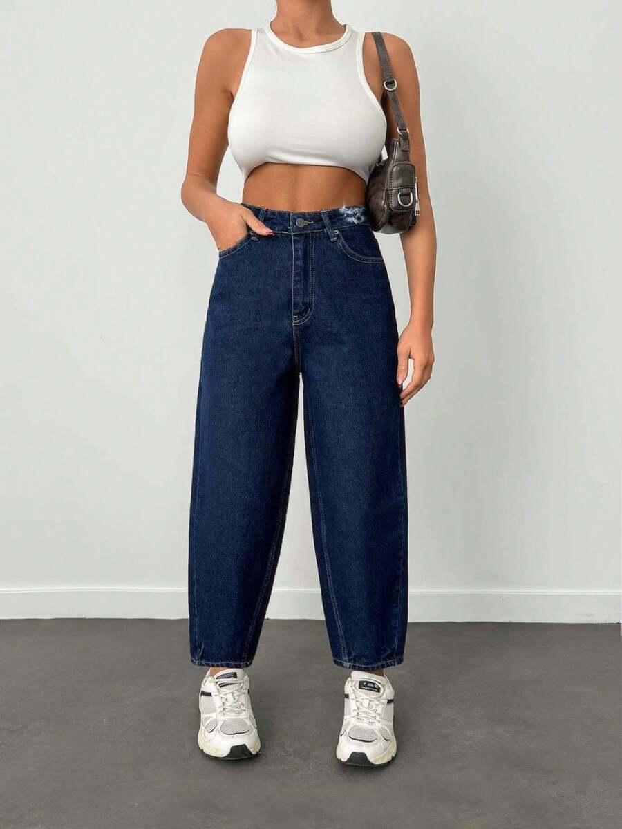 granatowe spodnie jeans