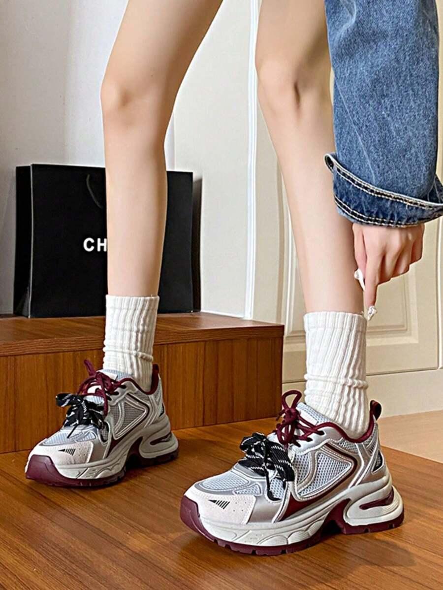 sznurowane buty sportowe
