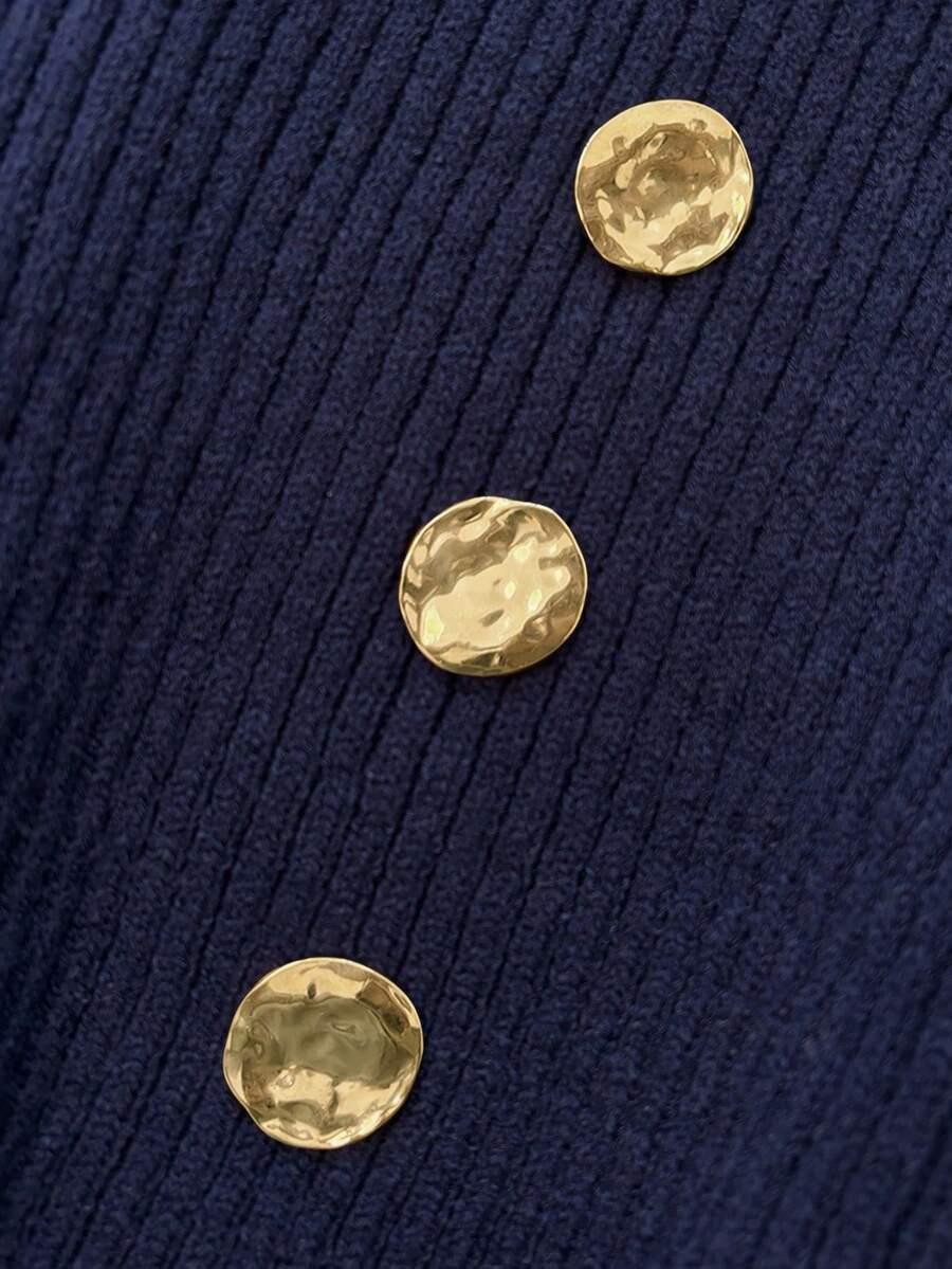 granatowy sweter guziki