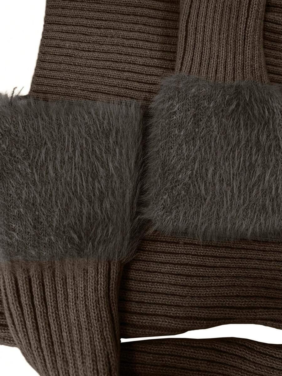 brązowy dzianinowy sweter odkryte ramiona