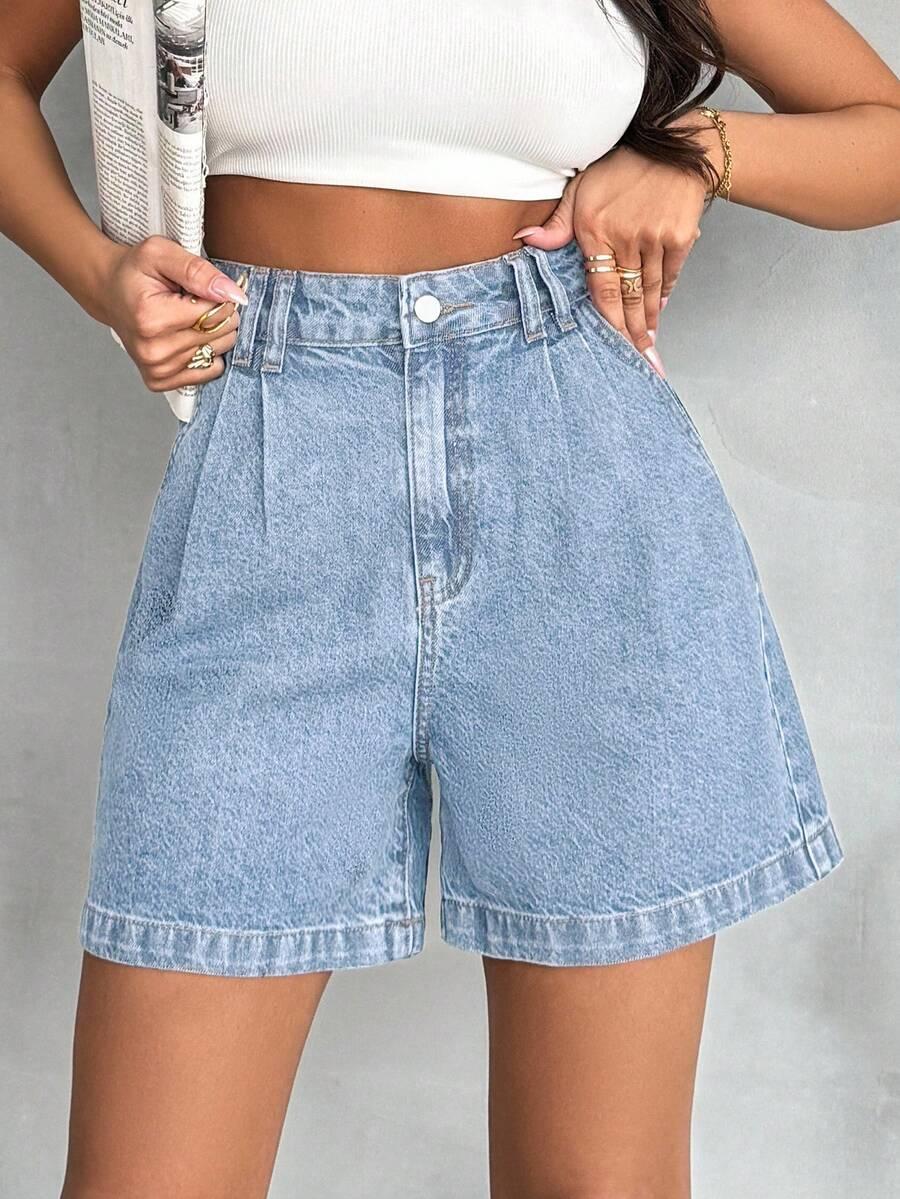 niebieskie spodenki jeans