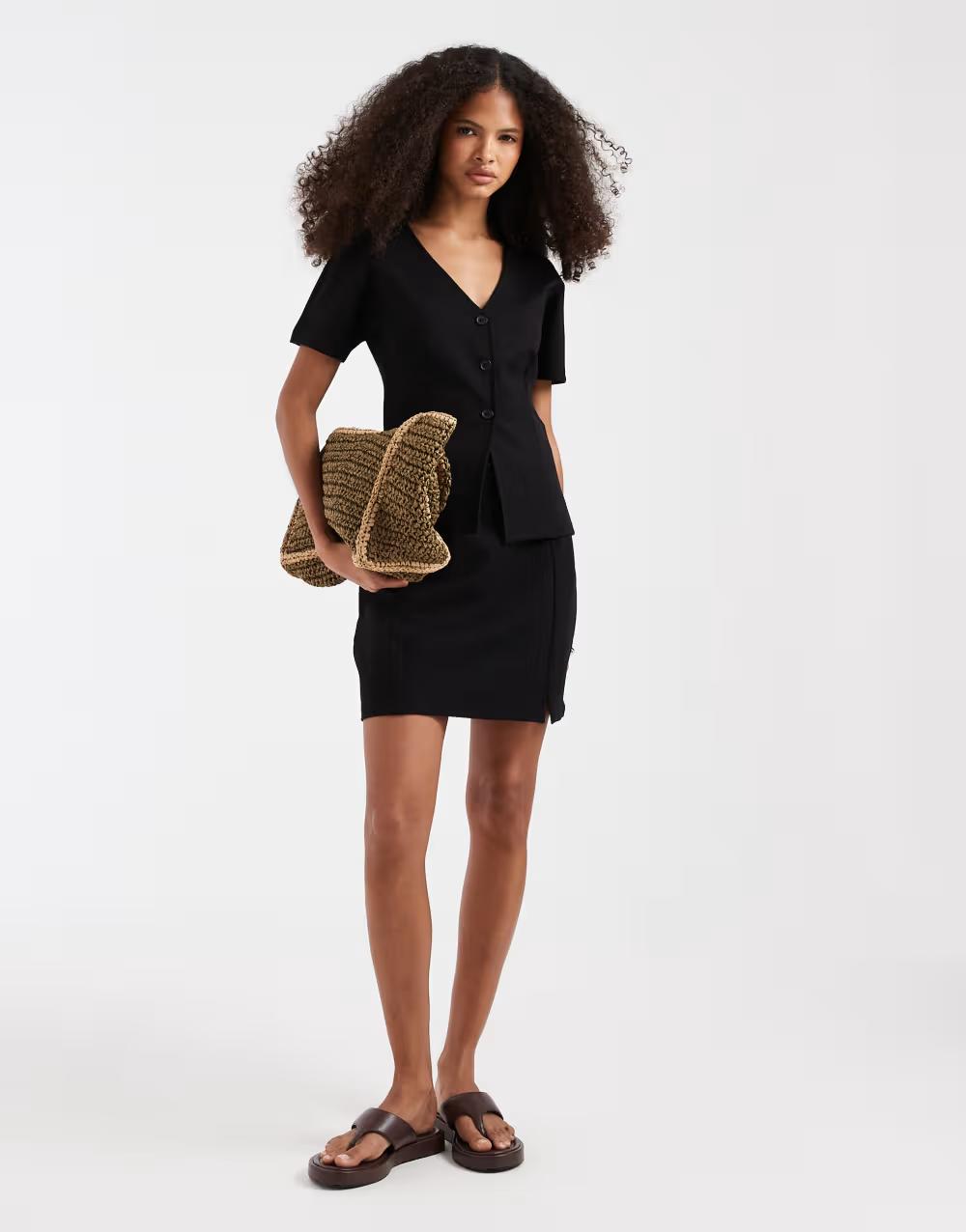 czarna bluzka z krótkim rękawem v-neck guziki