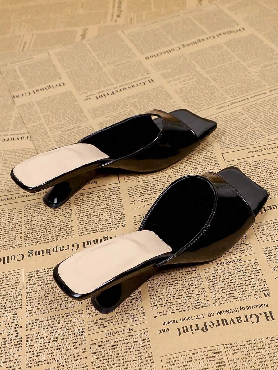 czarne lakierowane klapki obcas