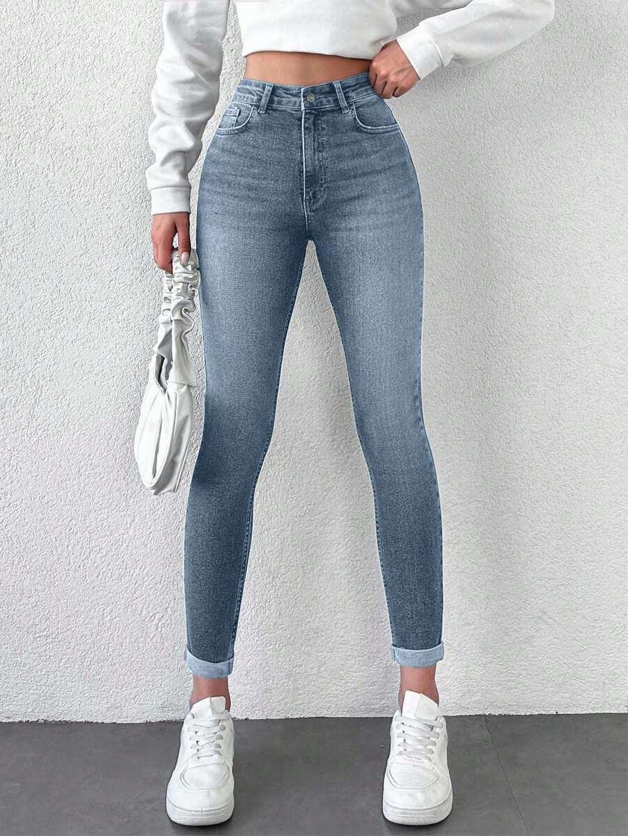 niebieskie spodnie jeans rurki