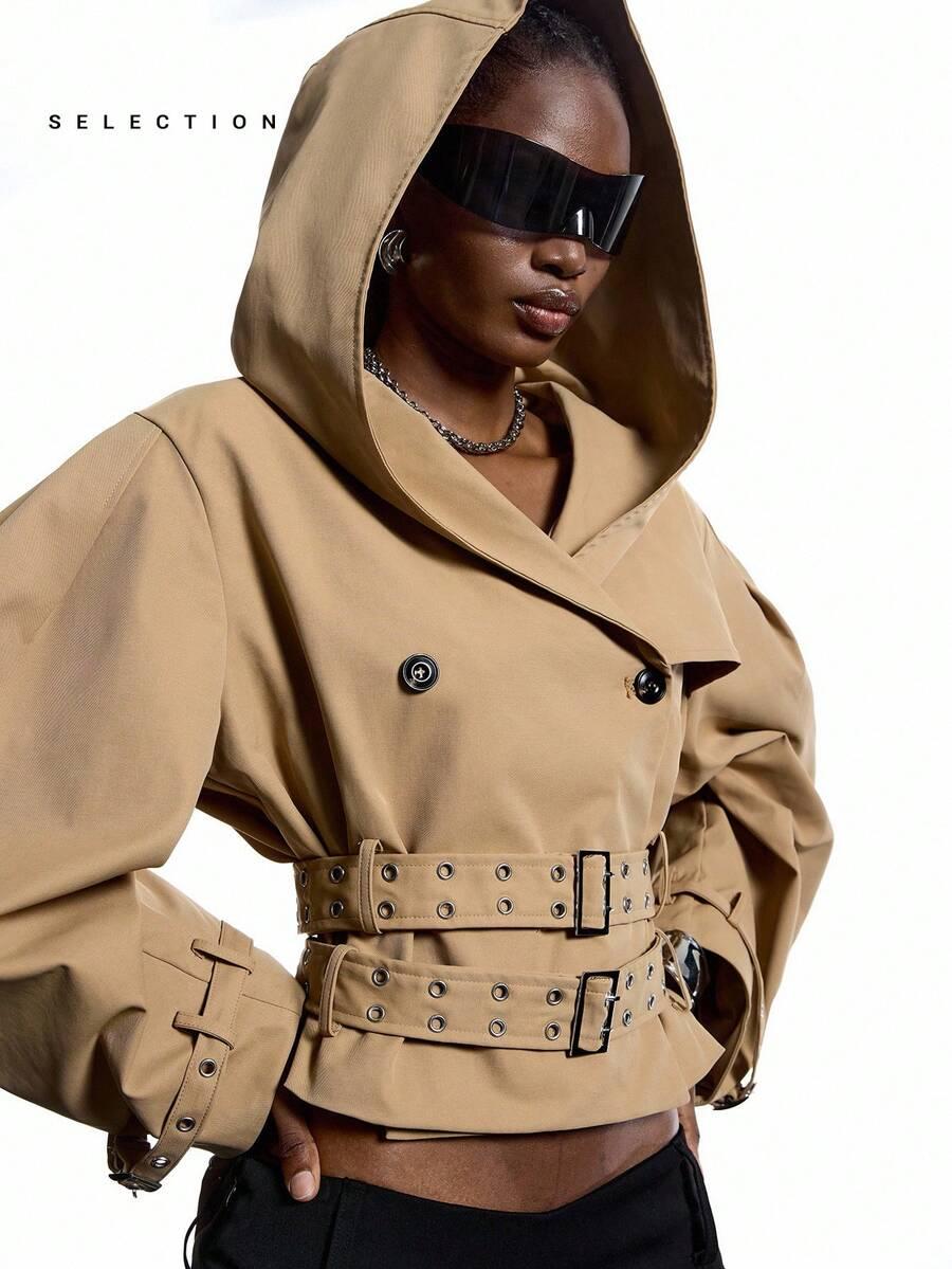 krótki beżowy płaszcz