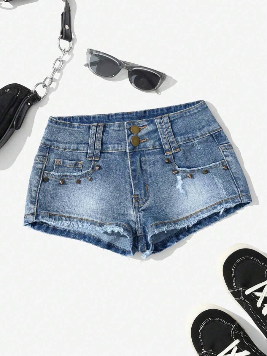 niebieskie krótkie spodenki jeans