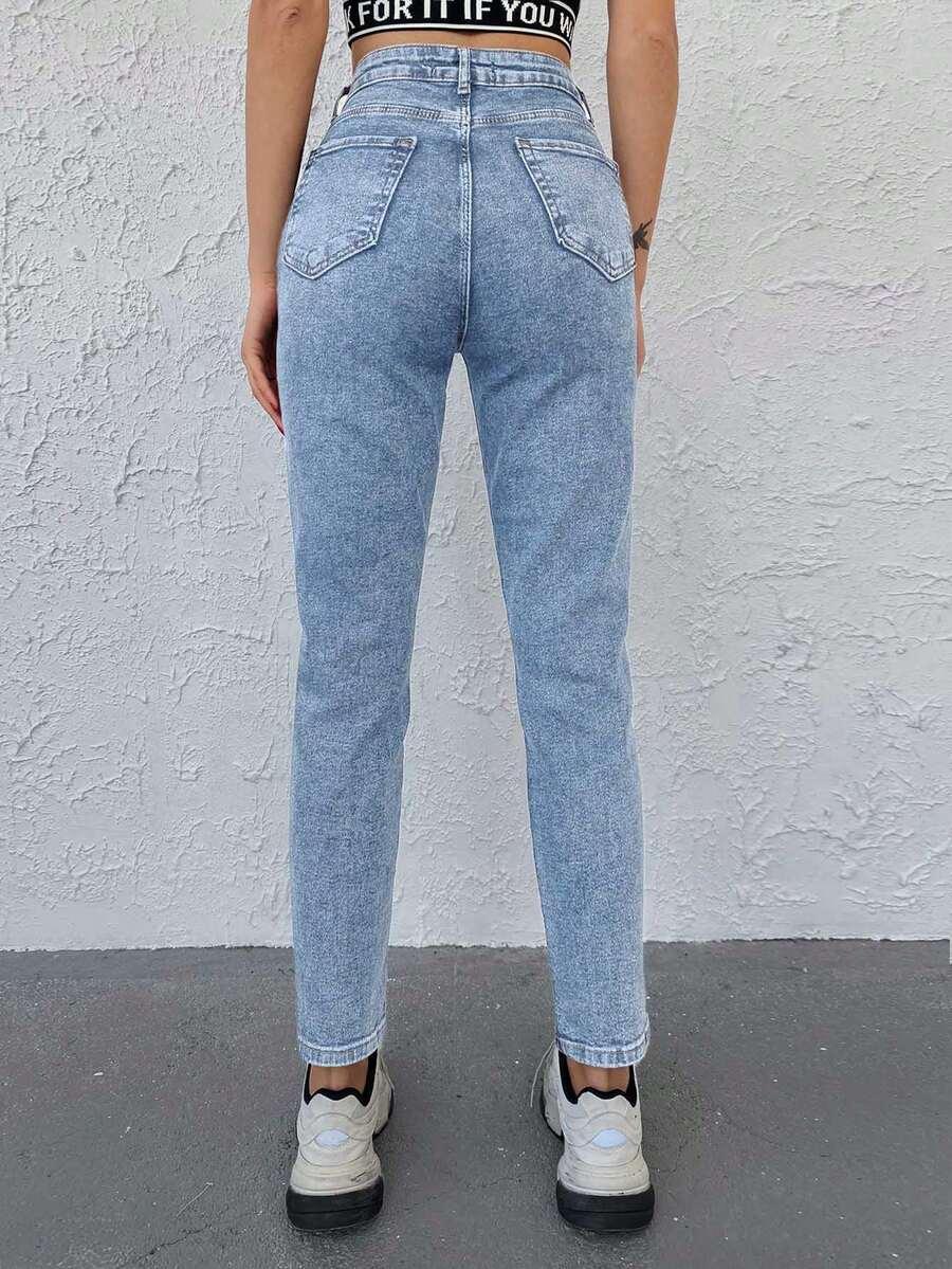 niebieskie spodnie jeans