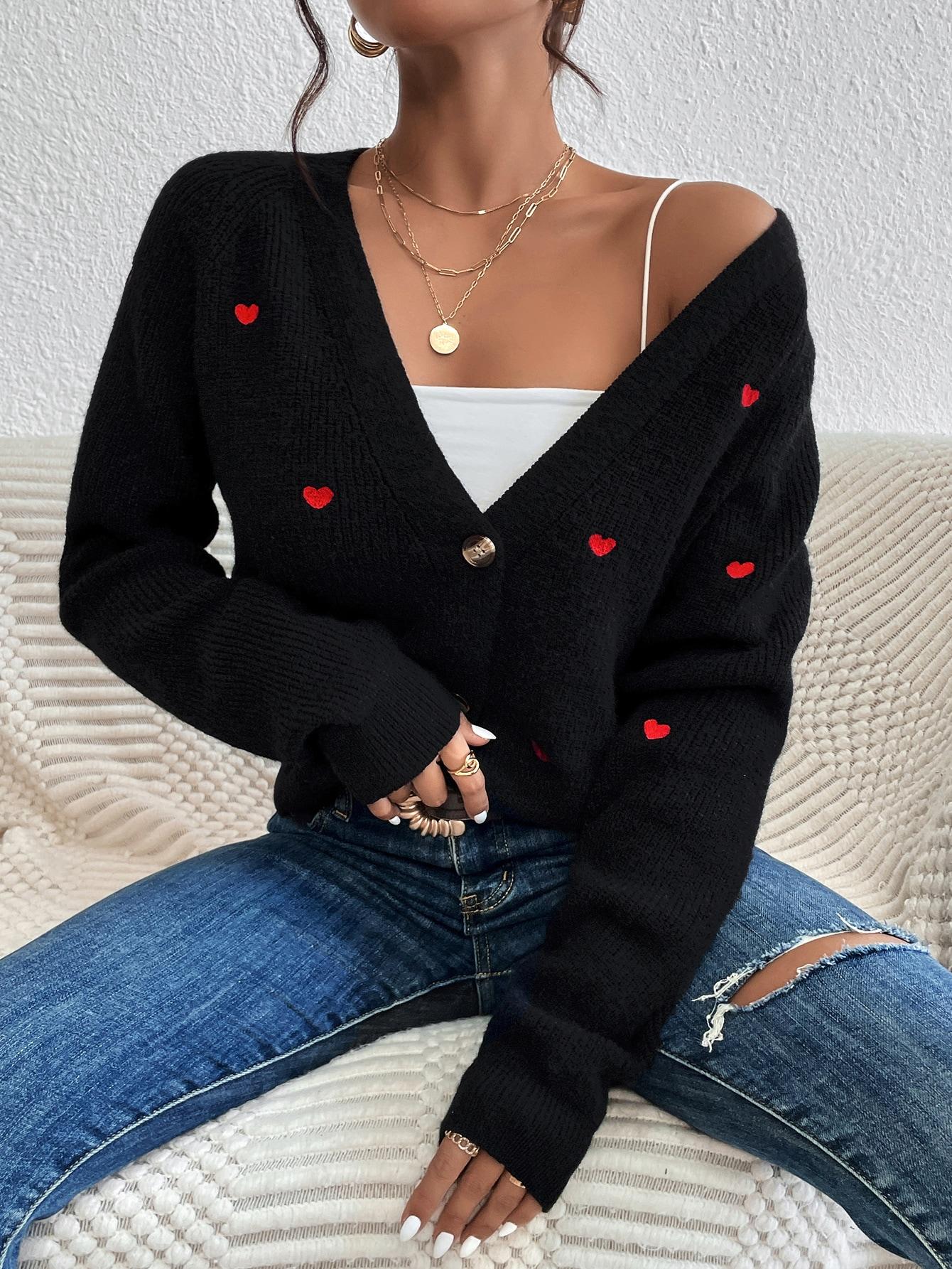 czarny sweter guziki