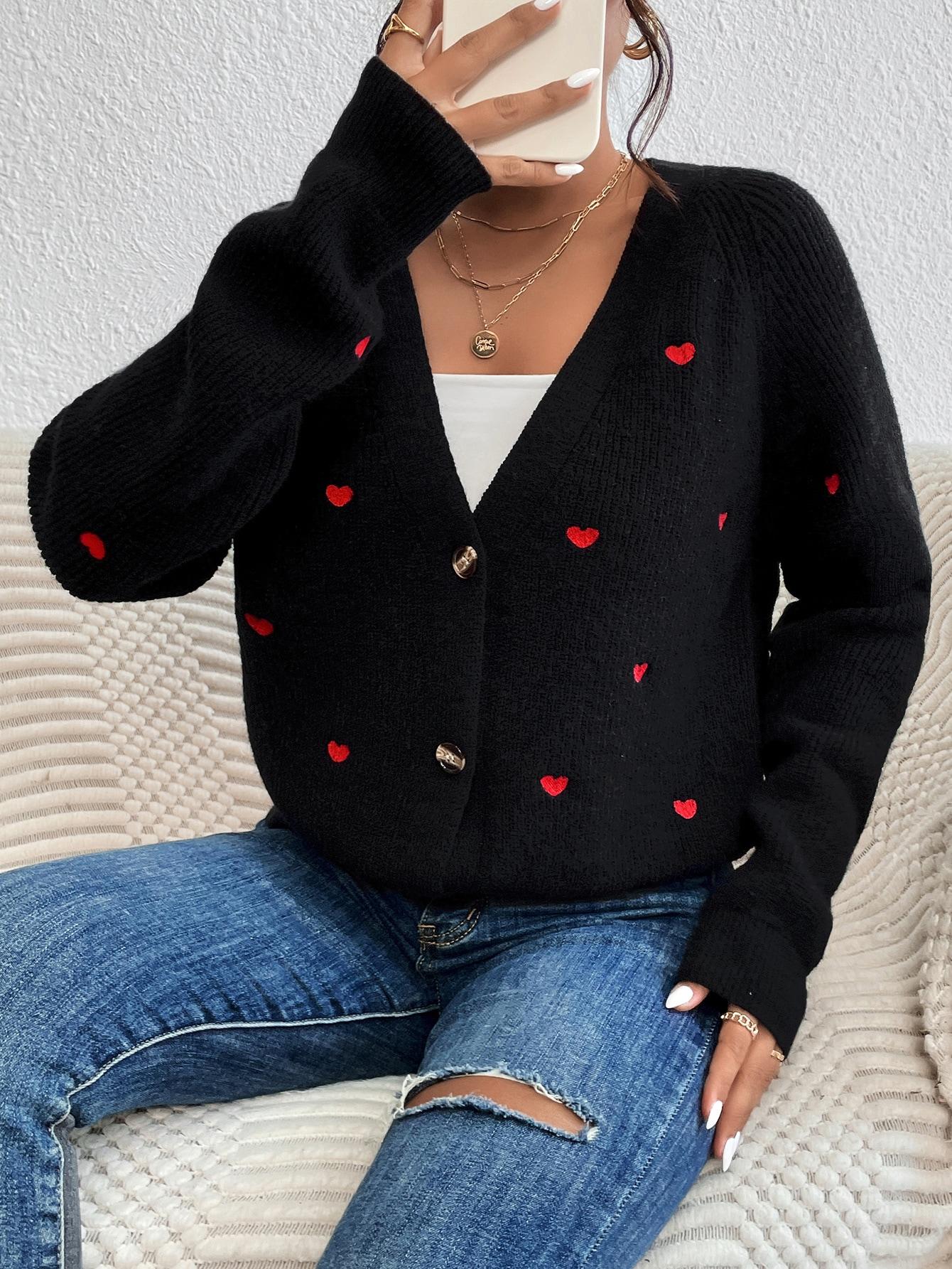czarny sweter guziki