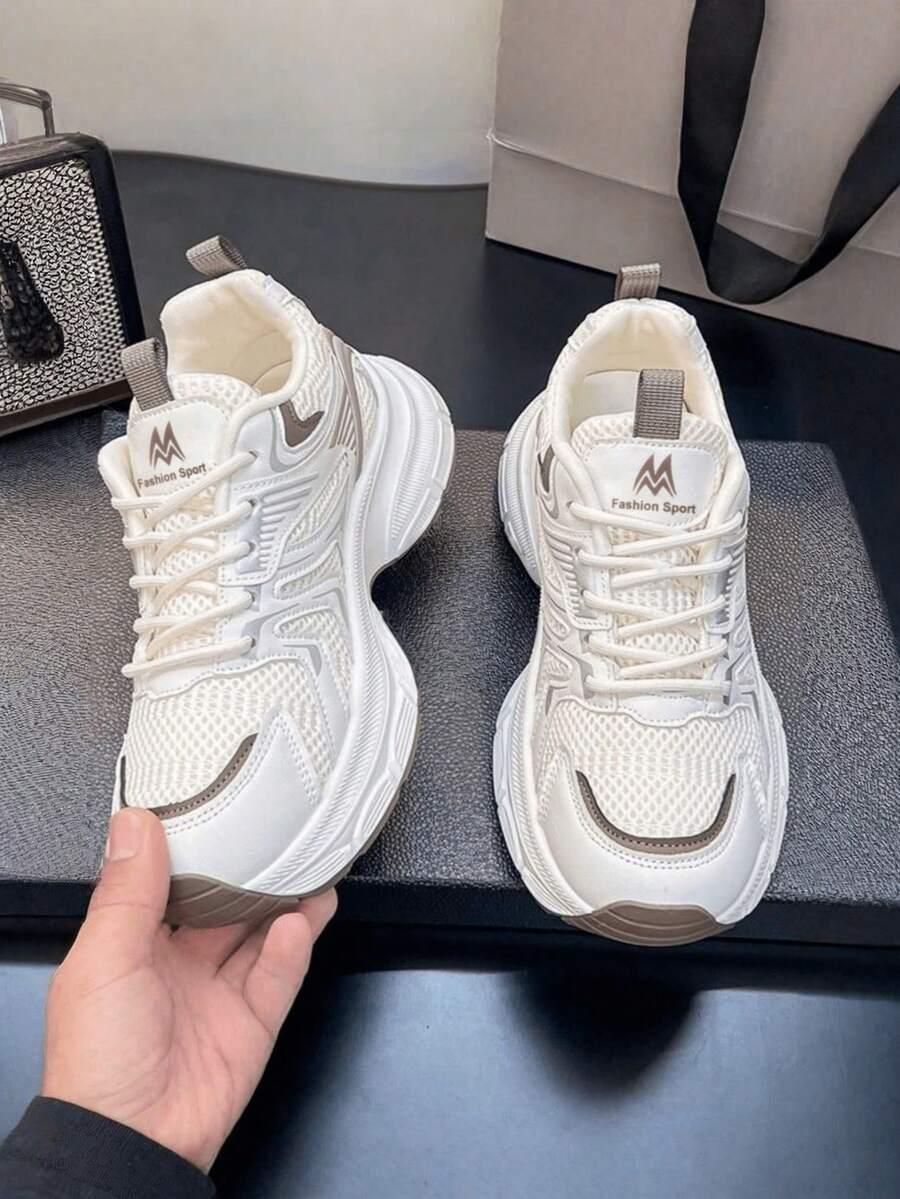 sznurowane sportowe buty