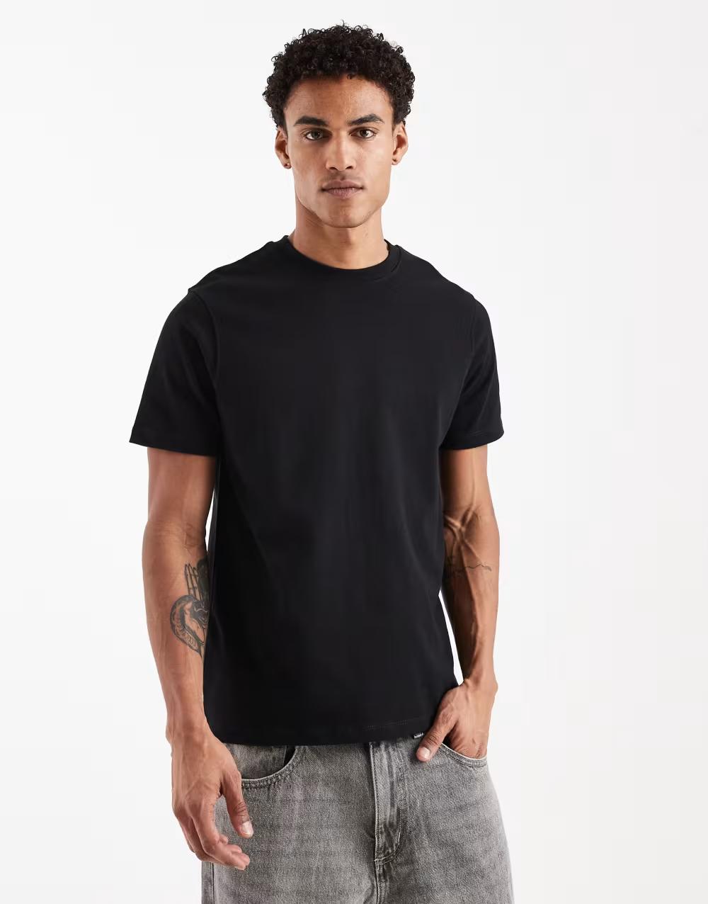 czarny t-shirt okrągły dekolt
