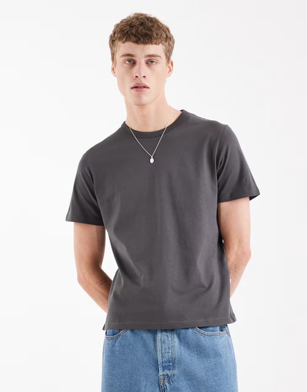 szary t-shirt z okrągłym dekoltem