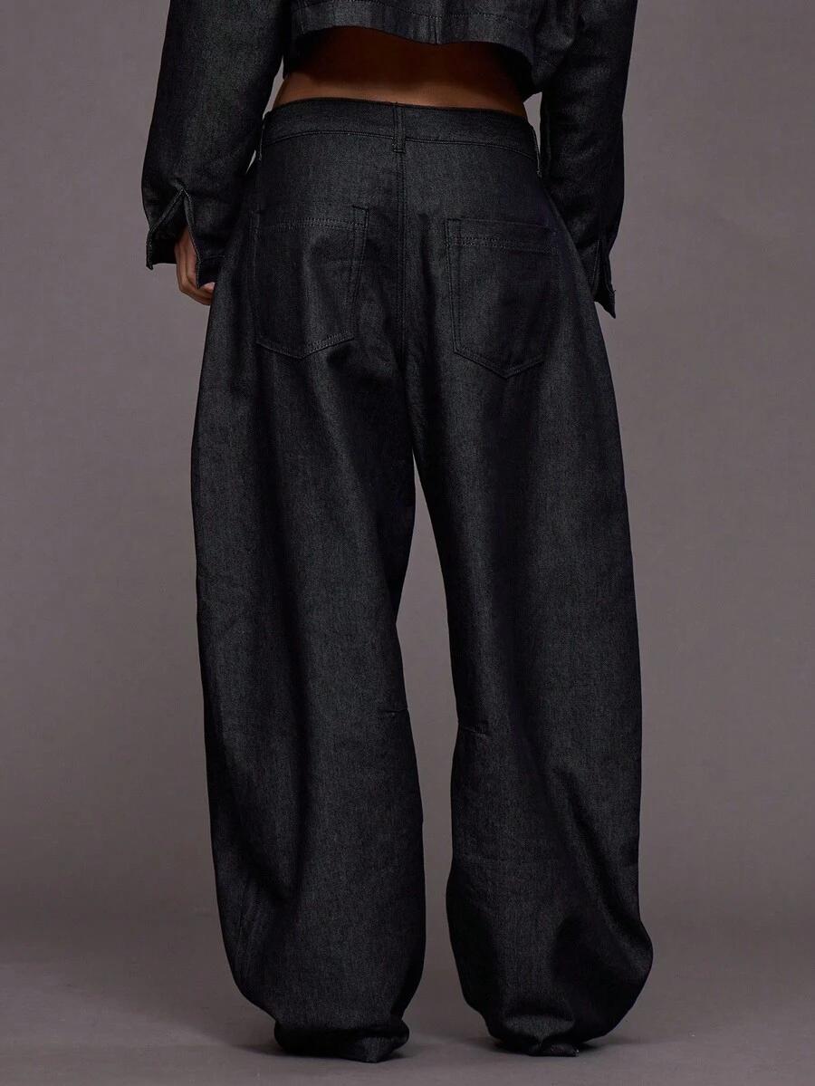 granatowe spodnie jeans
