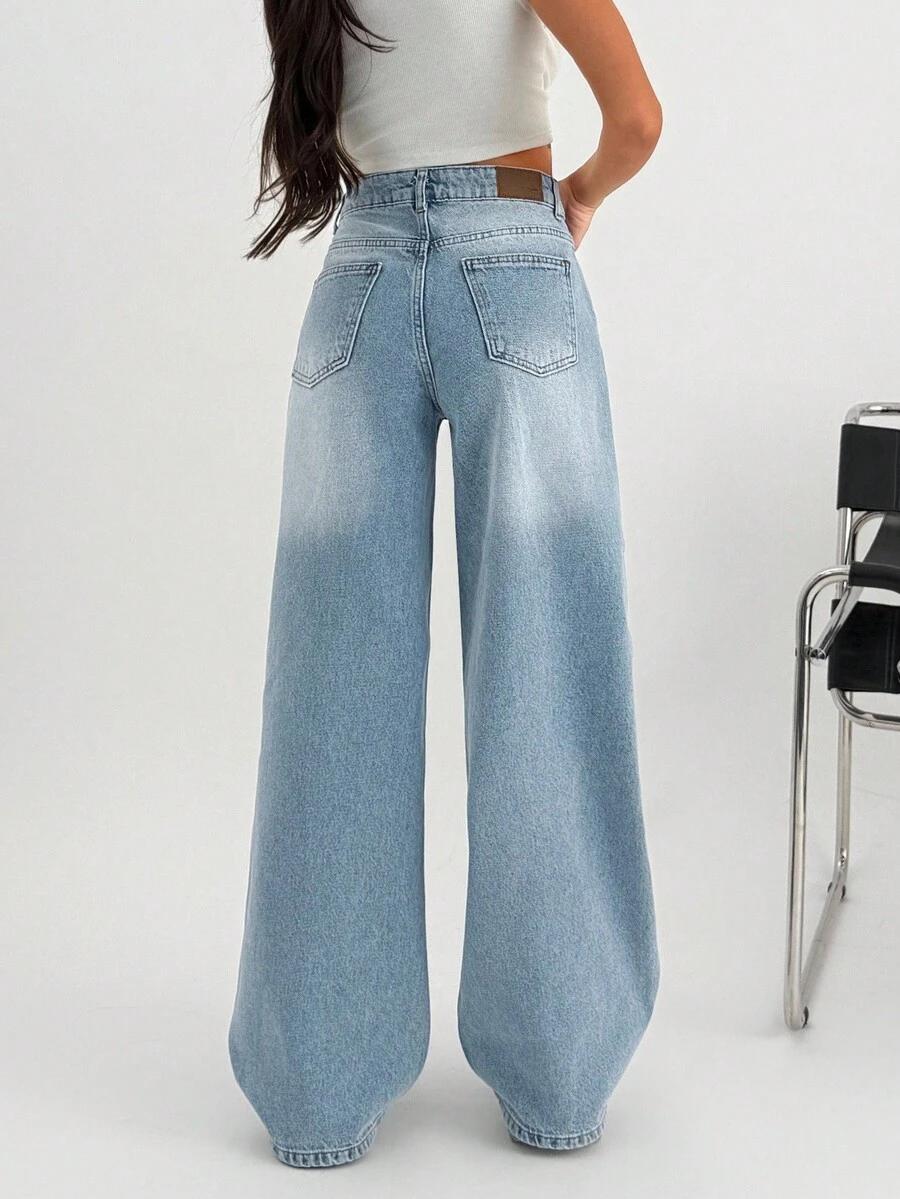 niebieskie spodnie jeans
